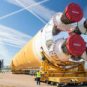 Pierwszy stopień rakiety SLS został przeniesiony w styczniu na należący do NASA pancernik Pegasus // Źródło: NASA Pierwszy stopień rakiety SLS został przeniesiony w styczniu na należący do NASA pancernik Pegasus // Źródło: NASA